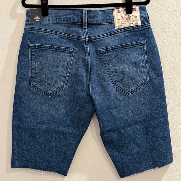 True Religion NWT 30 Medium Wash Ricky SN Relaxed Straight Cut Off Denim Shorts - Picture 2 of 10